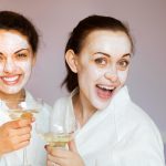 Beneficiile unui peeling facial pentru un ten mai tânăr