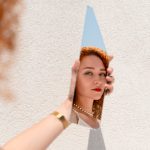 Peretele cu oglinzi mici în forme geometrice