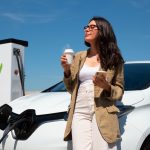 De ce să optezi pentru o mașină electrică în loc de una pe benzină