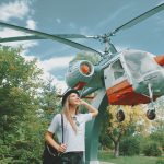 Aventura unui zbor cu parapanta peste dealuri verzi