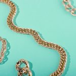 Accesorii din metal auriu pentru un look glam