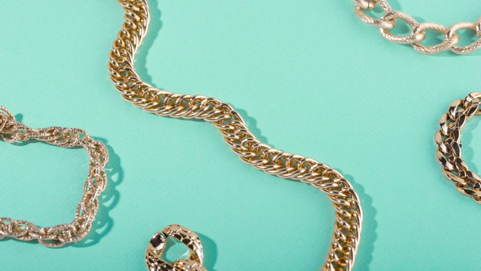 Accesorii din metal auriu pentru un look glam