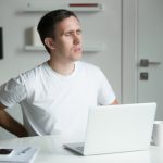 Cum să îți îmbunătățești postura zilnică