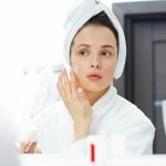 Ghid pentru îngrijirea pielii cu tendință acneică