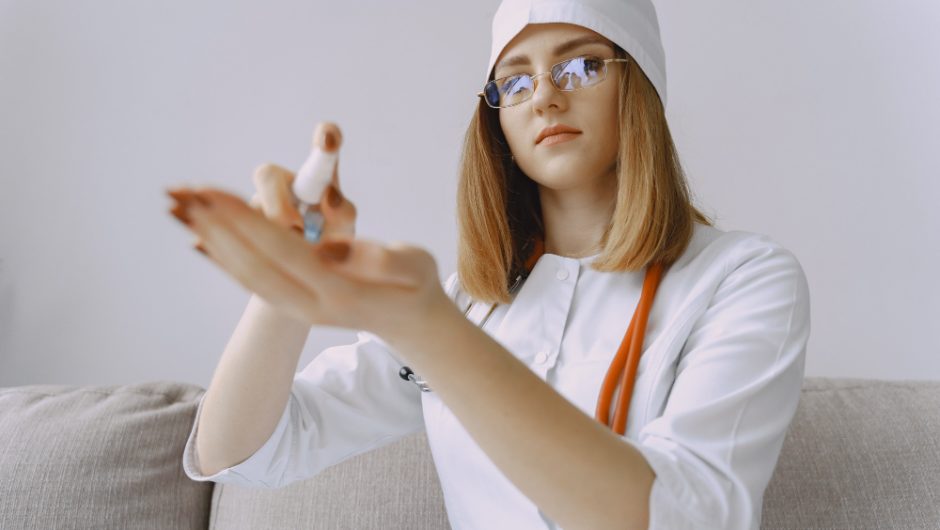 Cum să alegi cremele potrivite pentru pielea sensibilă și uscată