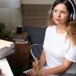 Cum să-ți faci propriul podcast de acasă