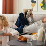 Livingul cu zonă de ceai, cafea și conversații lungi