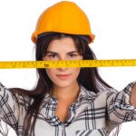 Liniile verticale creează ritm și continuitate în construcția unei ținute