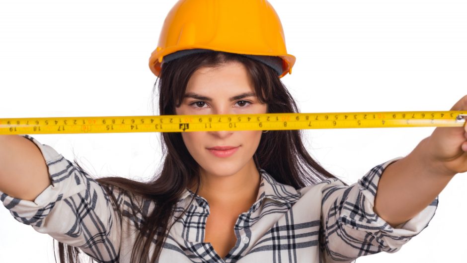 Liniile verticale creează ritm și continuitate în construcția unei ținute