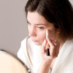 Produsele aplicate pe pielea umedă pot avea un efect diferit față de aplicarea pe pielea uscată