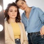 Cum să folosești regula contrastului pentru a face o ținută simplă mai interesantă