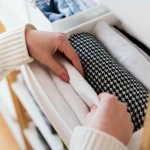 Cutii și coșuri textile: Aliate pentru un dulap mai bine organizat