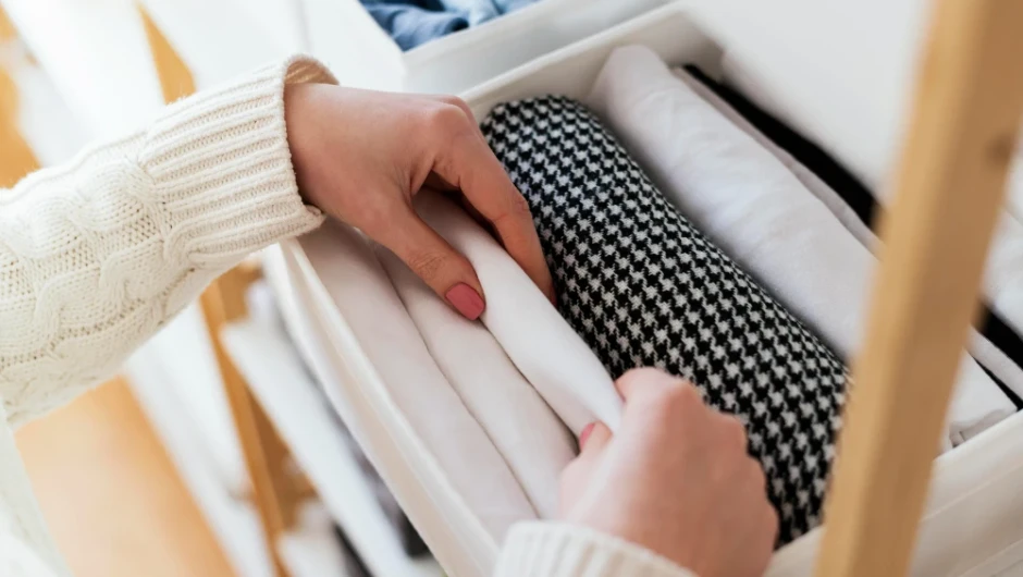 Cutii și coșuri textile: Aliate pentru un dulap mai bine organizat