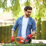 Cum alegi o mașină de tuns iarba potrivită pentru curte